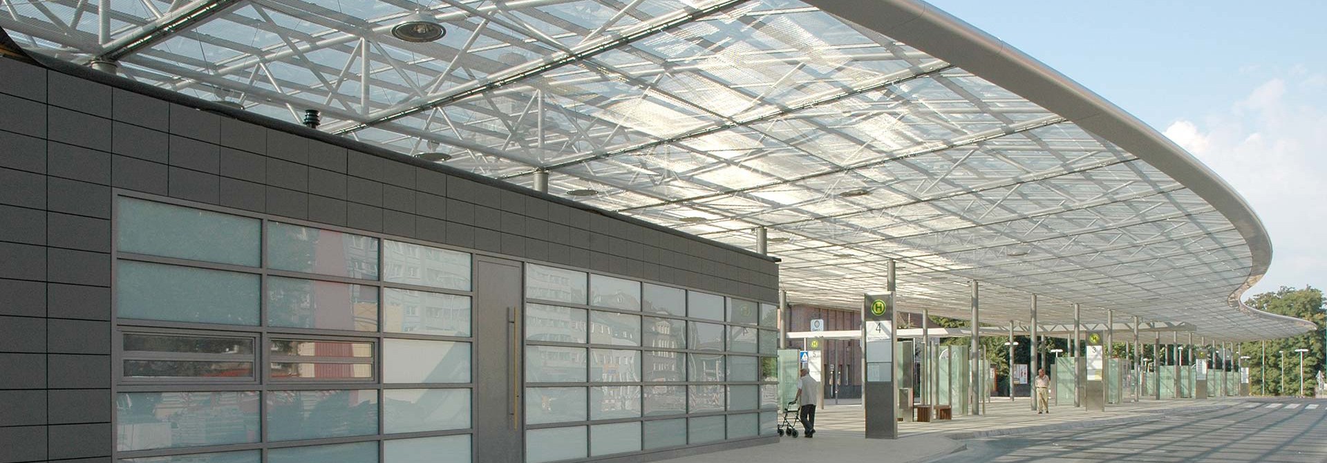 Tienenie - kovový architektonický systém