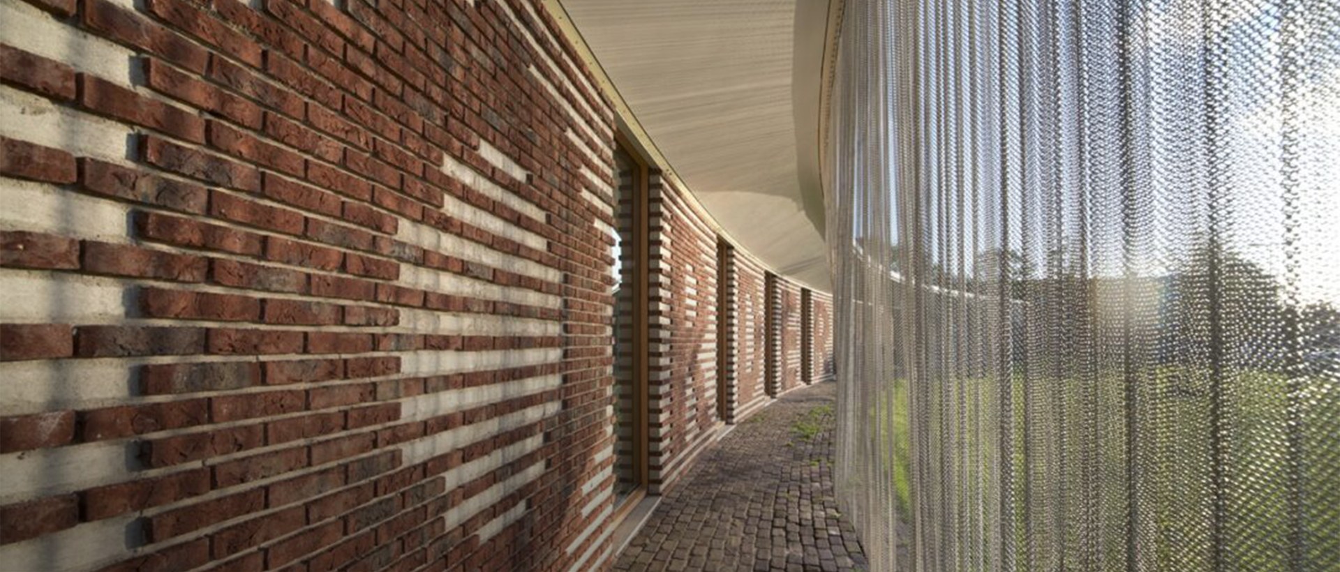 Možnosti použitia kovových architektonických sietí na tienenie presklených budov