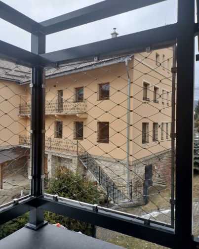 Výplne zábradlí lankovou sieťou - detail referencie Rodinný dom Orava