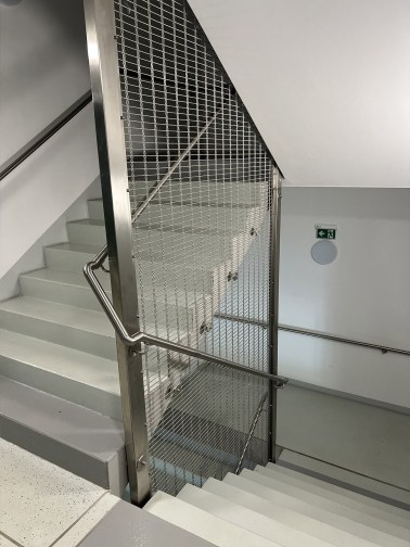 Výplne zábradlí a balkónov kovovými sieťami - Guthaus