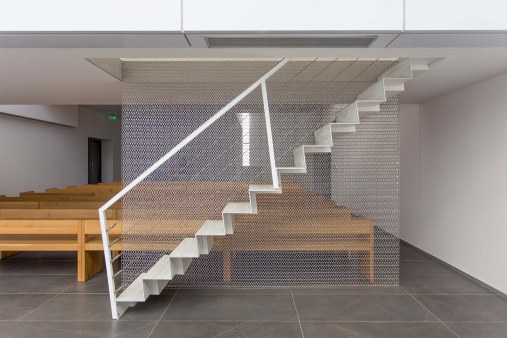 Špirálové kovové siete pre výplne zábradlí a deliace steny - Dom smútku Trebišov