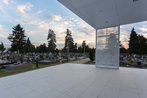 Špirálové kovové siete pre výplne zábradlí a deliace steny - Dom smútku Trebišov