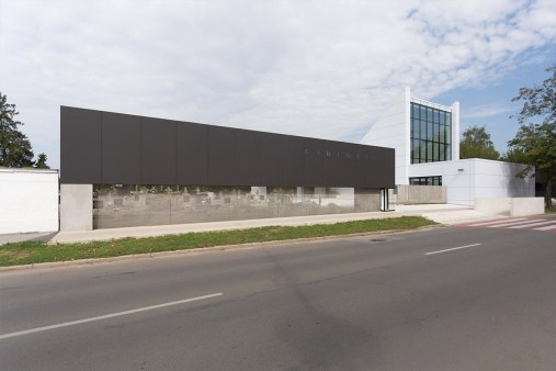 Špirálové kovové siete pre výplne zábradlí a deliace steny - Dom smútku Trebišov