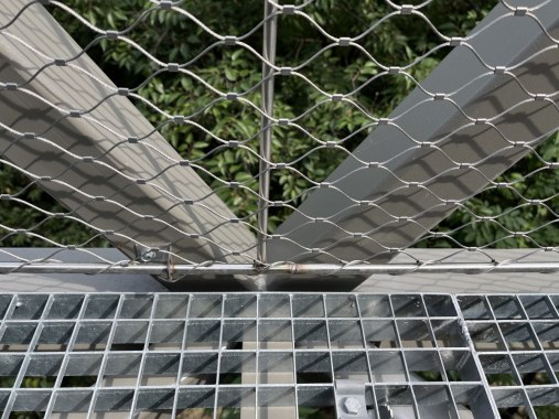 Výplň zábradlia lankovou sieťou na chodníku v korunách stromov Balatónboglar