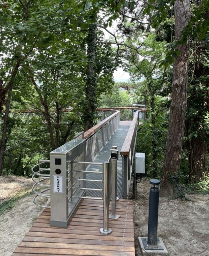 Wire mesh railings on a treetop walkway in Balatónboglar