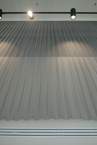Metal spiral mesh for wall cladding and curtains - Hotel Talki
