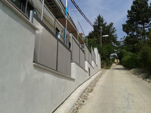 Woven metal mesh for railings - residential house