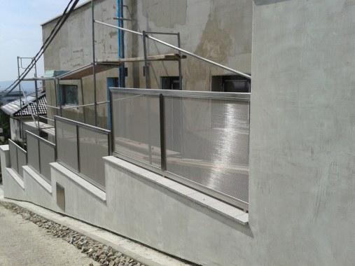 Woven metal wire mesh for railings - residential house