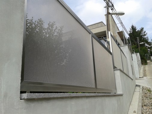 Woven metal mesh for railings - residential house