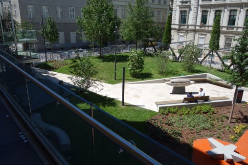 Wire mesh for green facades and trellises - Park Váci HU