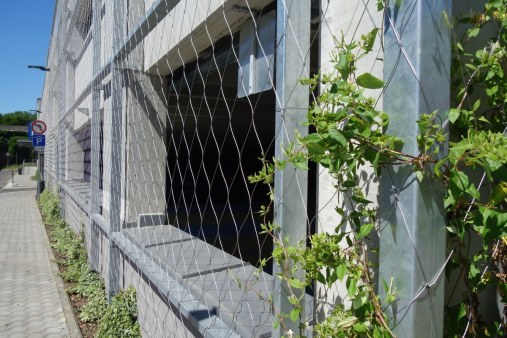 Wire mesh for green facades - Parking house Eger HU