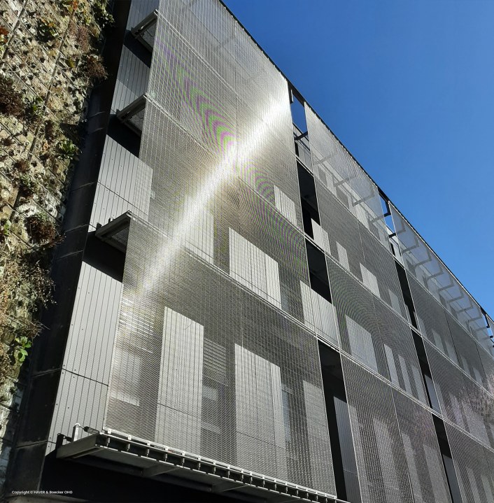 Modern office building, facade with shielding function using metal wire mesh