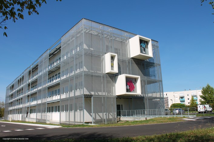 General view of a building with a metal facade created using wire mesh