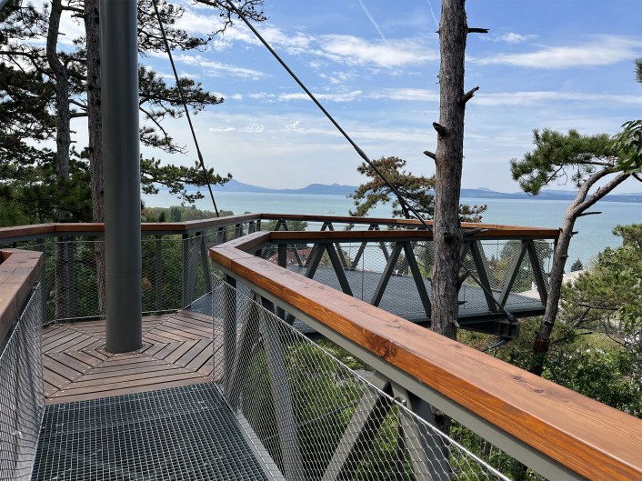 Railing, cable system, treetop walkway - demonstration of use