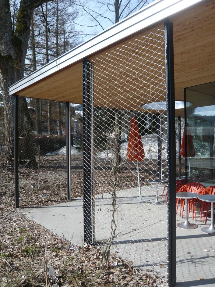 Fencing an area using a wire mesh