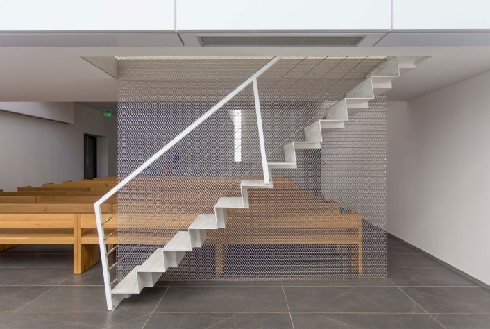 Separation of the staircase from the rest of the space, metal spiral nets used