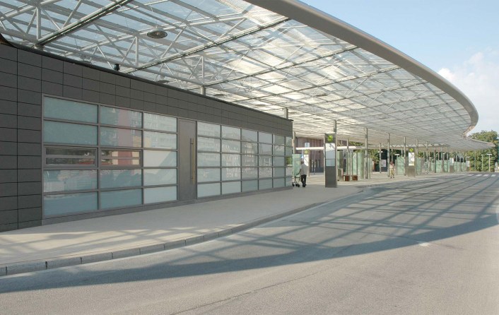 Kovový stropný systém - tienenie - verejné priestranstvo