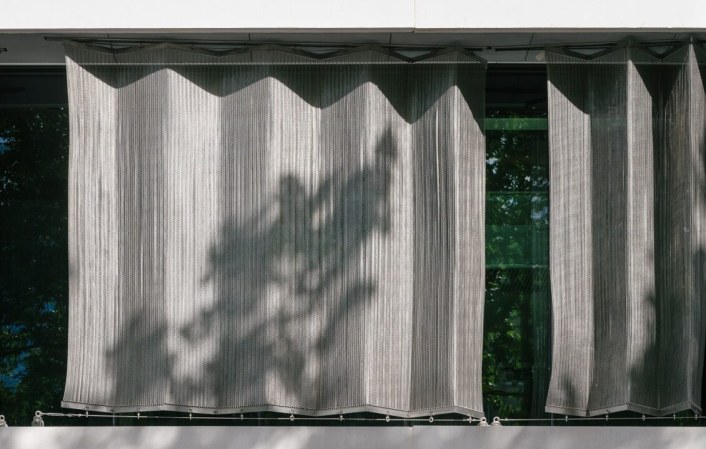 Angličtina Tienenie vo forme kovového závesu, použité špirálové siete Shielding in the form of a metal curtain, spiral nets used