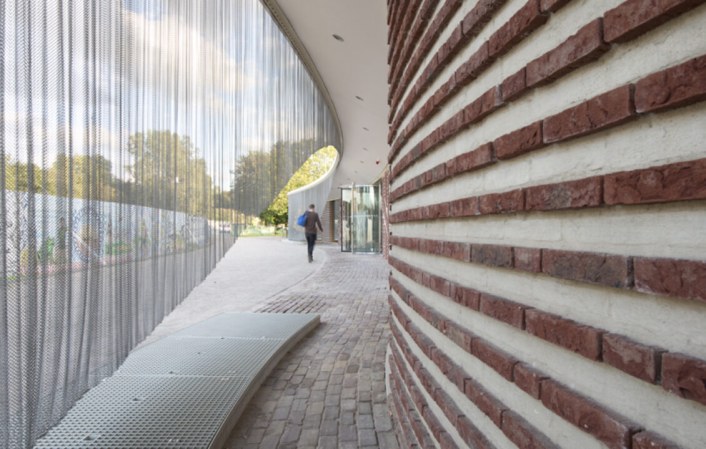 Shielding in the form of a metal curtain, used spiral cut into an irregular shape