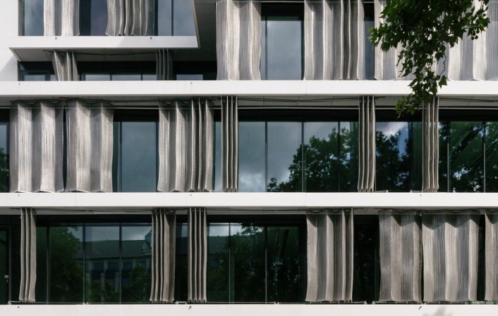 Shading in the form of a metal curtain, spiral nets used - example of use on a facade