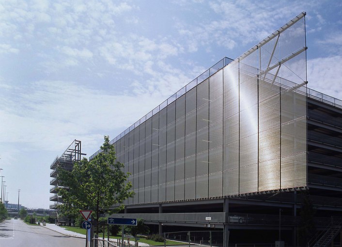 fasáda - kovový architektonický prvok